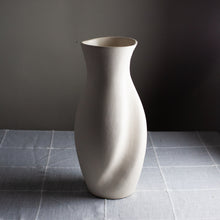 Load image into Gallery viewer, Dumae Helena Vase
