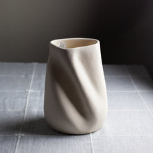 Load image into Gallery viewer, Dumae Sabine Vase
