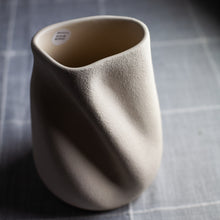 Load image into Gallery viewer, Dumae Sabine Vase
