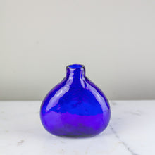 Load image into Gallery viewer, Vintage Blue Glass Budvase
