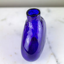 Load image into Gallery viewer, Vintage Blue Glass Budvase
