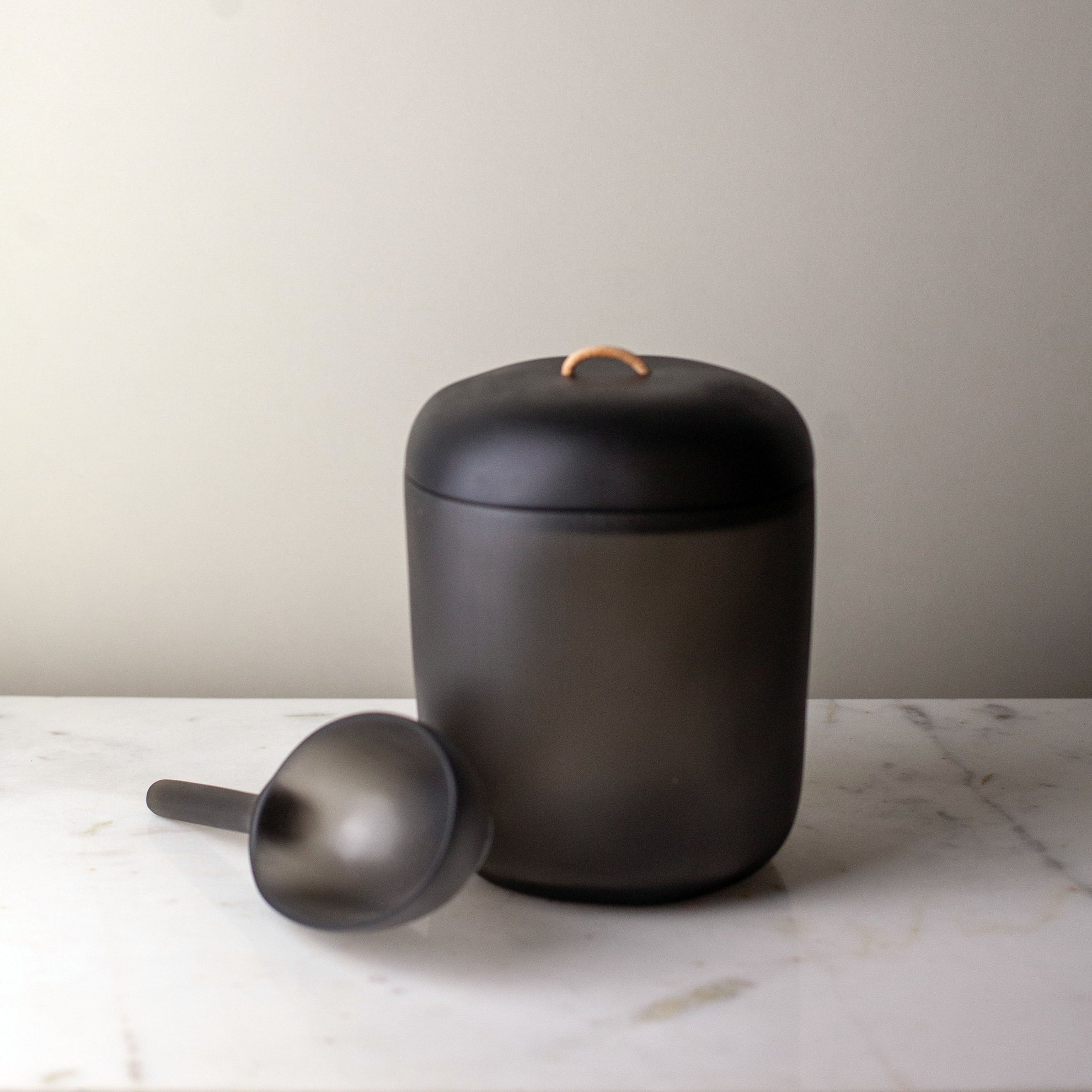 Tina Frey Cuadrado Lidded Ice Bucket + Scoop